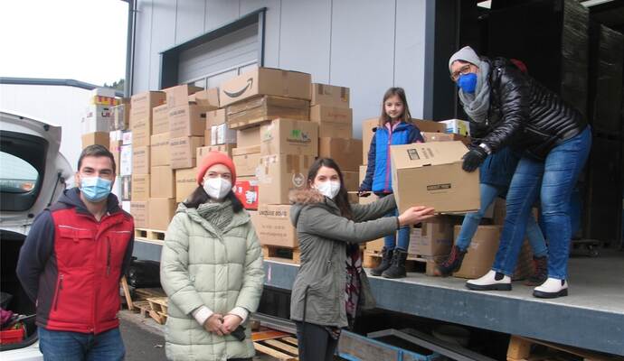 Von Mitgliedern der "Pusteblume" wurden die Spenden in Empfang genommen. Zweite von links, Vorsitzende Sabrina Theurer-Bott, ganz links ihr Vorgänger Wilko Rochow-Borg. Von Mitgliedern der "Pusteblume" wurden die Spenden in Empfang genommen. Zweite von links, Vorsitzende Sabrina Theurer-Bott, ganz links ihr Vorgänger Wilko Rochow-Borg.