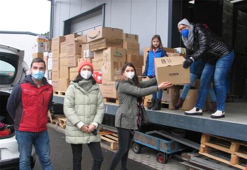 Von Mitgliedern der "Pusteblume" wurden die Spenden in Empfang genommen. Zweite von links, Vorsitzende Sabrina Theurer-Bott, ganz links ihr Vorgänger Wilko Rochow-Borg.