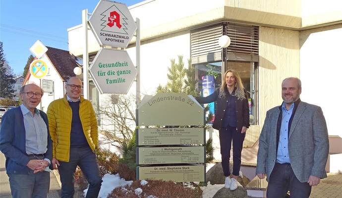 Hausarzt Dr. Wilhelm Thamm (von links), Andrè Saliger und Duygun Aydin (beide Mednos eG) sowie Bürgermeister Matthias Leyn freuen sich über den erfolgten Start des Medizinischen Versorgungszentrums in Schömberg. F Hausarzt Dr. Wilhelm Thamm (von links), Andrè Saliger und Duygun Aydin (beide Mednos eG) sowie Bürgermeister Matthias Leyn freuen sich über den erfolgten Start des Medizinischen Versorgungszentrums in Schömberg. F