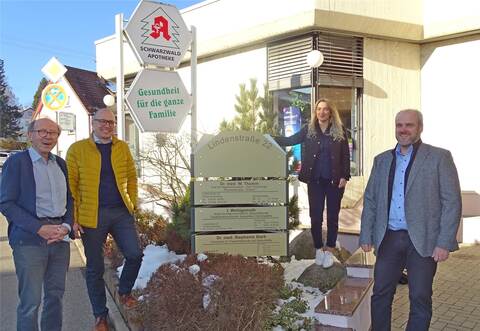 Hausarzt Dr. Wilhelm Thamm (von links), Andrè Saliger und Duygun Aydin (beide Mednos eG) sowie Bürgermeister Matthias Leyn freuen sich über den erfolgten Start des Medizinischen Versorgungszentrums in Schömberg. F