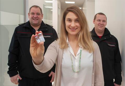 Mühlackers Feuerwehrkommandant Matthias Donath (von links), Fachärztin Isabella Müller-Bubeck und Michael Schmid von der Mühlacker Feuerwehr weisen auf die Impfaktion an diesem Samstag in den Bubeck-Praxen hin.