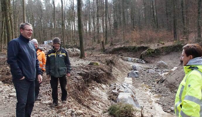 Besichtigung vor Ort: Abwasserverbands-Geschäftsführerin Susanne Strauß (vorne) im Gespräch mit Bürgermeister Michael Schmidt (von links), Kurt Vetter von der Firma EAG und Revierförster Martin Schickle. Besichtigung vor Ort: Abwasserverbands-Geschäftsführerin Susanne Strauß (vorne) im Gespräch mit Bürgermeister Michael Schmidt (von links), Kurt Vetter von der Firma EAG und Revierförster Martin Schickle.
