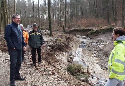 Besichtigung vor Ort: Abwasserverbands-Geschäftsführerin Susanne Strauß (vorne) im Gespräch mit Bürgermeister Michael Schmidt (von links), Kurt Vetter von der Firma EAG und Revierförster Martin Schickle.