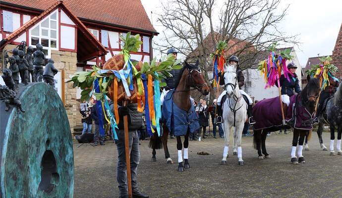 Die Reiterinnen Natalie Dietz, Lara Schwedes, Julia Eberle und Samantha Vincon halten die Tradition hoch. Die Reiterinnen Natalie Dietz, Lara Schwedes, Julia Eberle und Samantha Vincon halten die Tradition hoch.