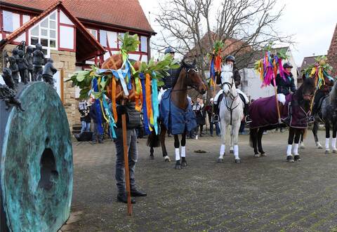 Die Reiterinnen Natalie Dietz, Lara Schwedes, Julia Eberle und Samantha Vincon halten die Tradition hoch.