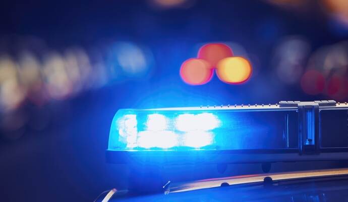 Die Polizei ermittelt nun weiter und hofft auf Hinweise von möglichen Zeugen. Siren light on roof of police car