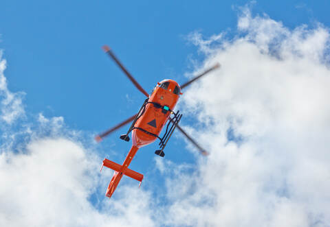 Der Radfahrer musste mit einem Rettungshubschrauber abtransportiert werden.