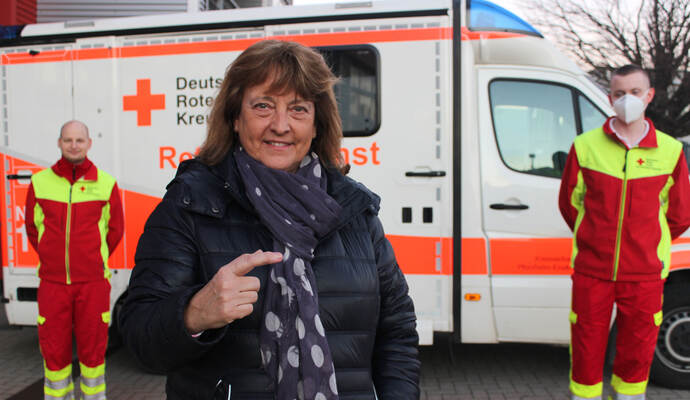 Patientin trifft Rettungskräfte: Regina Fuchs (vorne) hat sich nach ihrem Notfalleinsatz bei den DRK-Mitarbeitern Matthias Bothfeld (links) und Tobias Ehrhard bedankt.