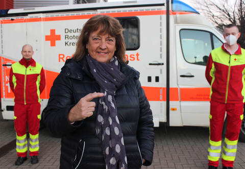 Patientin trifft Rettungskräfte: Regina Fuchs (vorne) hat sich nach ihrem Notfalleinsatz bei den DRK-Mitarbeitern Matthias Bothfeld (links) und Tobias Ehrhard bedankt.