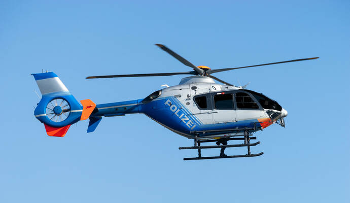 Trotz des Einsatzes eines Hubschraubers wurde der Flüchtige nicht gefunden. Nun bittet die Polizei um Hinweise. Polizeihelikopter in der Luft