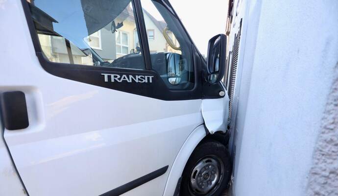 Bei einem Unfall am Sonntag in Ispringen ist an der Hauswand ein Schaden von rund 8000 Euro entstanden. Bei einem Unfall am Sonntag in Ispringen ist an der Hauswand ein Schaden von rund 8000 Euro entstanden.