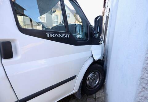 Bei einem Unfall am Sonntag in Ispringen ist an der Hauswand ein Schaden von rund 8000 Euro entstanden.