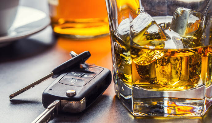 Bei einem Alkoholtest stellte sich heraus, dass der Unfallverursacher über 1,0 Promille im Blut hatte.