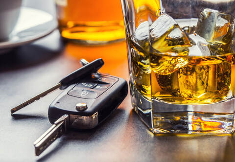 Bei einem Alkoholtest stellte sich heraus, dass der Unfallverursacher über 1,0 Promille im Blut hatte.