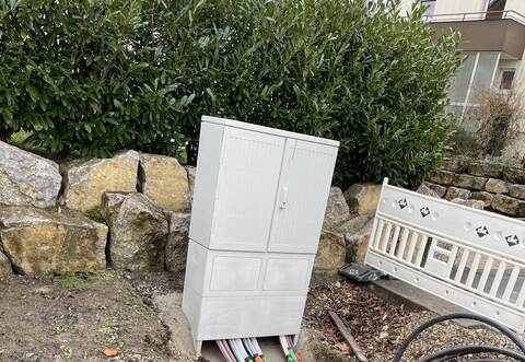 Bald kommt das schnelle Internet: Verteilerkasten und Zuführung der Leerrohre im Schönblickweg in Birkenfeld.