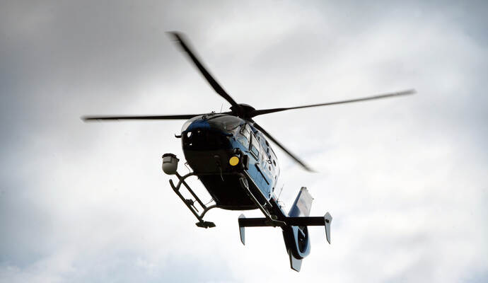 Auf dem Calmbacher Sportplatz ist am Dienstag ein Helikopter gelandet. Police helicopter