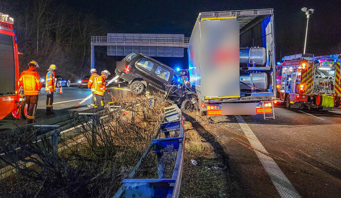 Das Auto kam mitten auf der Leitplanke zwischen den Fahrbahnen nach Stuttgart und Karlsruhe zum Stillstand. Das Auto kam mitten auf der Leitplanke zwischen den Fahrbahnen nach Stuttgart und Karlsruhe zum Stillstand.