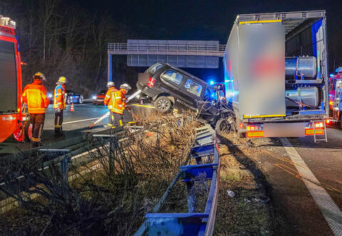 Das Auto kam mitten auf der Leitplanke zwischen den Fahrbahnen nach Stuttgart und Karlsruhe zum Stillstand.