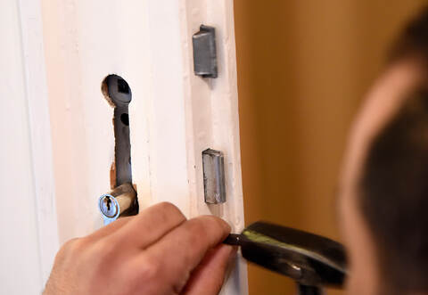 Einbruchschutz: So einfach tauscht man sein Schloss aus