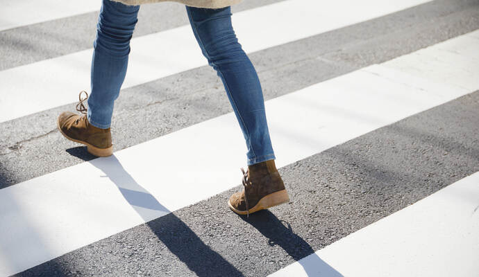 Laut Mitteilung wollte der 14-jährige Junge am Dienstagmorgen gegen 6.40 Uhr auf der Oberen Steinbeißstraße in Ölbronn den Zebrastreifen überqueren, als er von einem in Richtung Ortsausgang fahrenden Auto erfasst und zu Boden geworfen wurde.