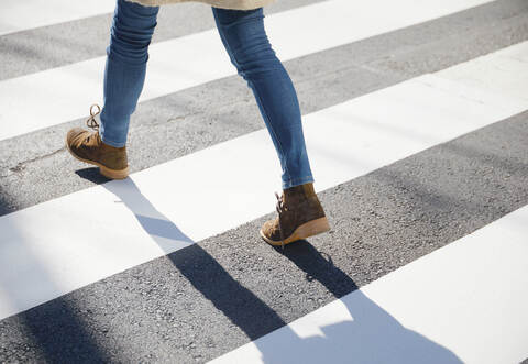 Laut Mitteilung wollte der 14-jährige Junge am Dienstagmorgen gegen 6.40 Uhr auf der Oberen Steinbeißstraße in Ölbronn den Zebrastreifen überqueren, als er von einem in Richtung Ortsausgang fahrenden Auto erfasst und zu Boden geworfen wurde.