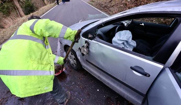 Eine 18-jährige Autofahrerin konnte sich am Freitagmorgen nach einem Unfall auf der K4365 bei Unterreichenbach selbst aus ihrem Fahrzeug befreien - und das, obwohl das Auto auf dem Dach lag.