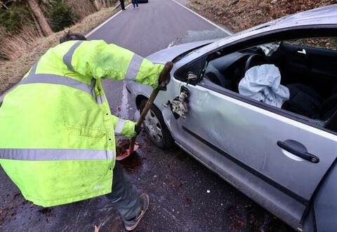 Eine 18-jährige Autofahrerin konnte sich am Freitagmorgen nach einem Unfall auf der K4365 bei Unterreichenbach selbst aus ihrem Fahrzeug befreien - und das, obwohl das Auto auf dem Dach lag.