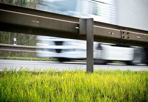 Weil ihm ein Fahrzeug auf seiner Spur entgegengekommen war, musste ein Autofahrer ausweichen und stieß dabei mit der Leitplanke zusammen.