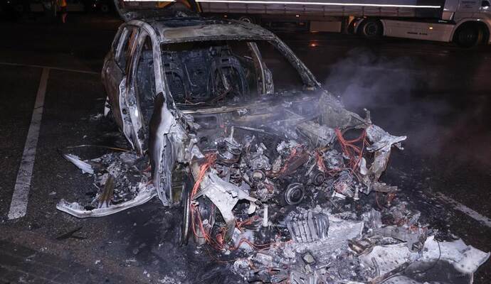 Vollständig zerstört wurde am Dienstagabend ein BMW auf einem A8-Parkplatz auf Höhe von Karlsbad.