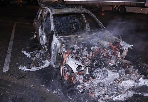Vollständig zerstört wurde am Dienstagabend ein BMW auf einem A8-Parkplatz auf Höhe von Karlsbad.