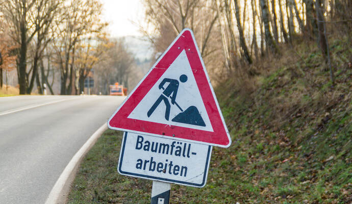 Wegen Baumfällarbeiten muss unter anderem die K4552 bei Neuenbürg vom Abzweig Eyachbrücke bis zum Anschluss an die L339 (Herzogswiesen) voll gesperrt werden.