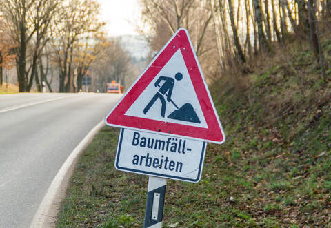 Wegen Baumfällarbeiten muss unter anderem die K4552 bei Neuenbürg vom Abzweig Eyachbrücke bis zum Anschluss an die L339 (Herzogswiesen) voll gesperrt werden.