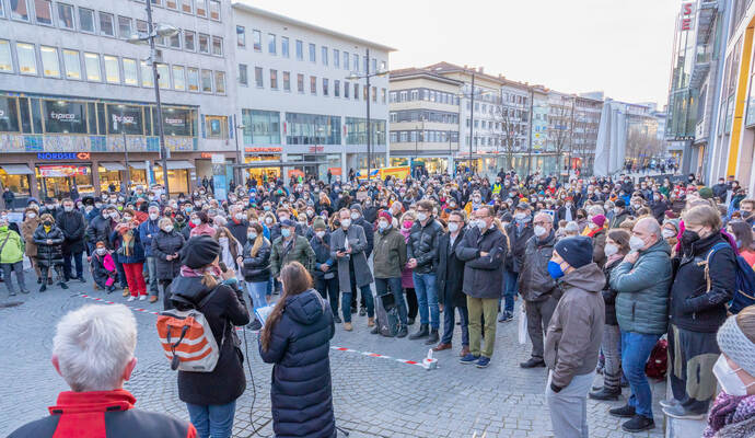 Bei der Mahnwache am 25. Februar in Pforzheim hatten mehrere hundert Menschen teilgenommen. Jetzt soll es eine weitere Kundgebung geben. Bei der Mahnwache am 25. Februar in Pforzheim hatten mehrere hundert Menschen teilgenommen. Jetzt soll es eine weitere Kundgebung geben.
