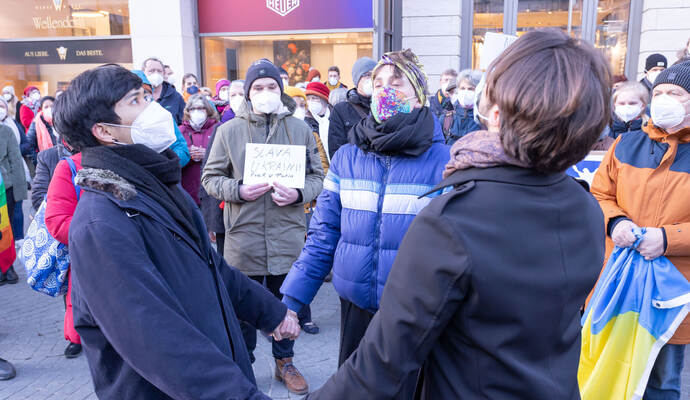 In Pforzheim solidarisierten sich mehrere Hundert Demonstranten mit den Menschen in der Ukraine. Foto: Moritz In Pforzheim solidarisierten sich mehrere Hundert Demonstranten mit den Menschen in der Ukraine. Foto: Moritz