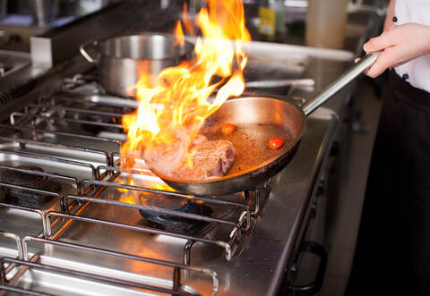 Die Frau habe wohl in der Küche Öl erhitzt, das in Kombination mit Wasser die Ursache für den Brand gewesen sein soll.