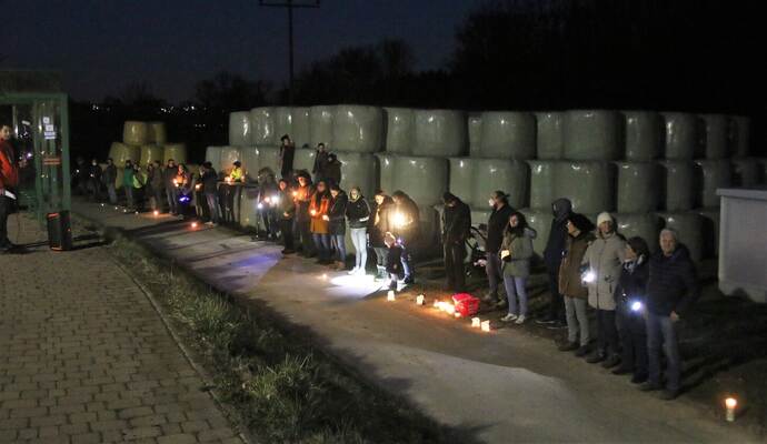 Mit einer Lichterkette zwischen Nöttingen und Dietenhausen setzten am Donnerstagabend mindestens 360 Menschen aus Remchingen, Keltern und umliegenden Ortsteilen ein starkes Zeichen des Zusammenhalts mit den Menschen in der Ukraine.