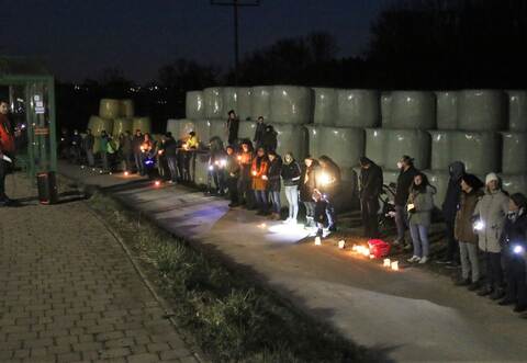 Mit einer Lichterkette zwischen Nöttingen und Dietenhausen setzten am Donnerstagabend mindestens 360 Menschen aus Remchingen, Keltern und umliegenden Ortsteilen ein starkes Zeichen des Zusammenhalts mit den Menschen in der Ukraine.