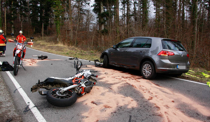 Der VW und das Motorrad waren auf der Kreisstraße zusammengestoßen.