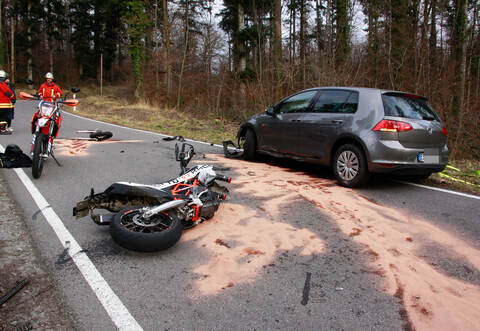 Der VW und das Motorrad waren auf der Kreisstraße zusammengestoßen.