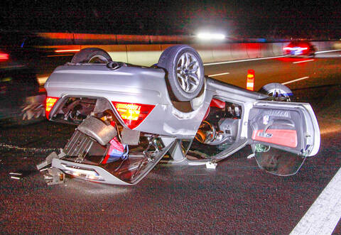 Der Mercedes blieb auf dem Dach liegen.