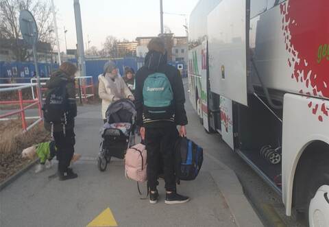 Familien an der slowakischen Grenze steigen ein Richtung Pforzheim.