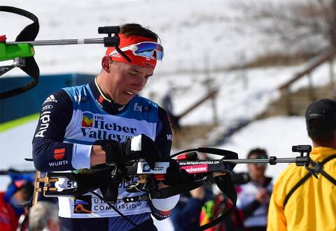 Tim Nechwatal im Stehendanschlag (oben) und auf der Loipe bei der Junioren-WM in den USA.