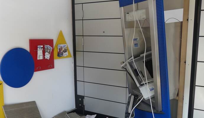 Völlig zerstört: Der Bankomat in Langensteinbach. Völlig zerstört: Der Bankomat in Langensteinbach.
