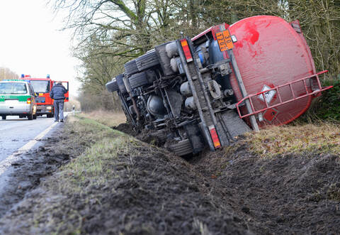 So ähnlich könnte der Unfall ausgesehen haben, der sich am Montag auf der A8 ereignete. Verletzt wurde niemand.