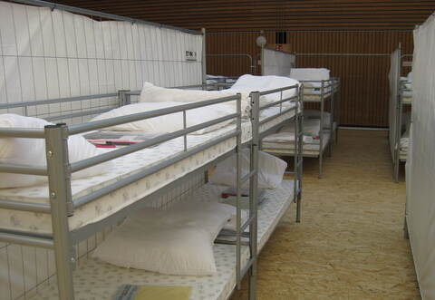 Fast wie auf dem Bild aus dem Archiv des Enzkreises soll es bereits in der kommenden Woche wieder aussehen, wenn der Enzkreis in der Kerschensteiner Sporthalle in Mühlacker eine Aufnahmestelle für Flüchtlinge aus der Ukraine einrichtet.