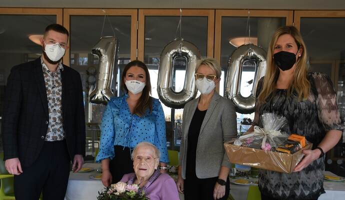 Jonas Kuhls (von links), Natalie Schulz, Gabriele Weber und Neuhausens Bürgermeisterin Sabine Wagner gratulieren Amalie Konrad zu ihrem 100. Geburtstag mit Blumen und einem Präsentkorb.