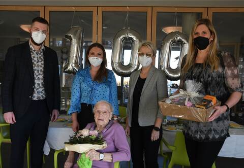 Jonas Kuhls (von links), Natalie Schulz, Gabriele Weber und Neuhausens Bürgermeisterin Sabine Wagner gratulieren Amalie Konrad zu ihrem 100. Geburtstag mit Blumen und einem Präsentkorb.