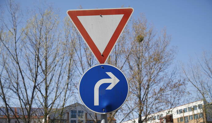Vorfahrt gewähren und rechts abbiegen Schild