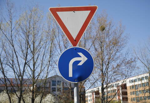 Vorfahrt gewähren und rechts abbiegen Schild