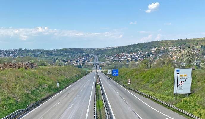 Für das Mammut-Projekt ist erneut eine Vollsperrung der Autobahn notwendig. A8 Enztalquerung Raststätte AS PF Ost